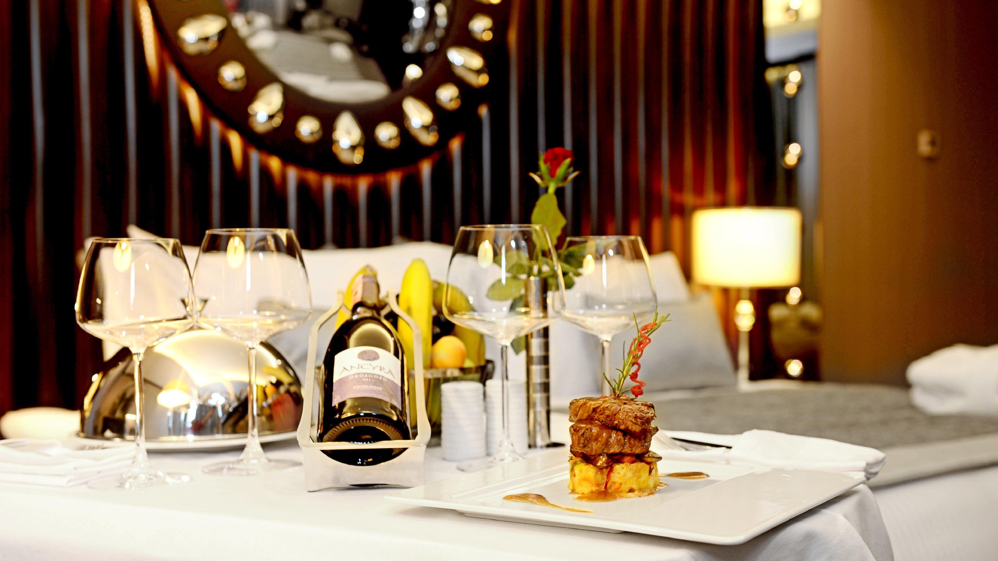 Crowne Plaza Bursa Convention Center & Thermal Spa By Ihg Exterior photo A table set for fine dining